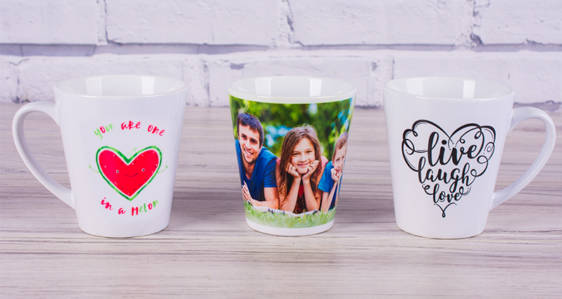 Tres fototazas latte, dos impresas con las plantillas prediseñadas, una taza con foto.