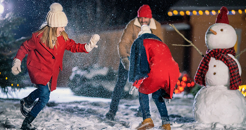 Schneeballschlacht an einem Winterabend