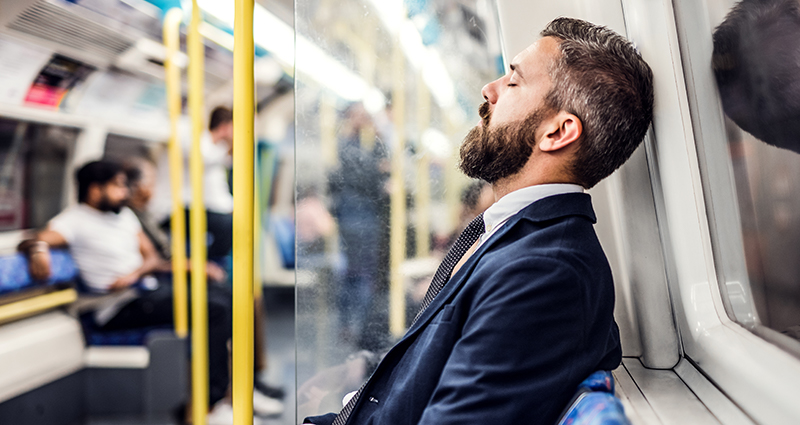 Un homme d’affaire est en train de dormir dans le métro parisien 