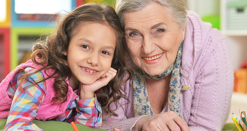 Une grand-mère avec sa petite-fille qui dessinent.