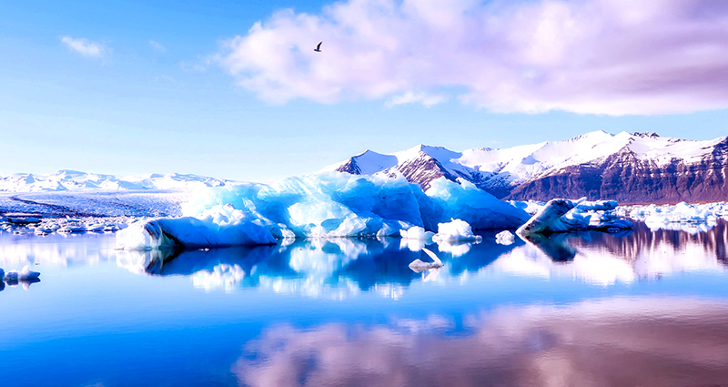 Ežero ir kalnų vaizdas žiemą HDR nustatyme.