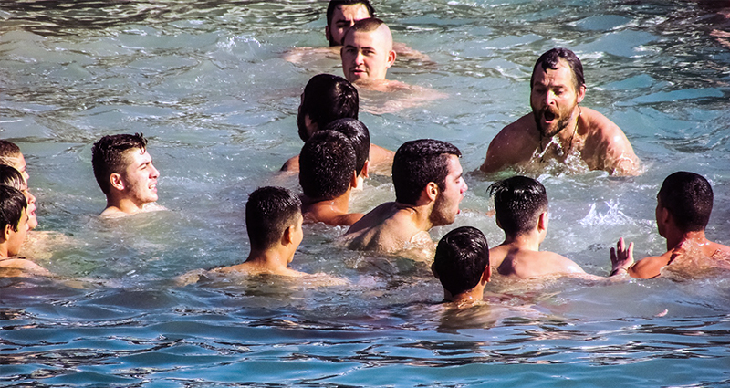 Les personnes se baignant toutes nues dans l’eau froide.