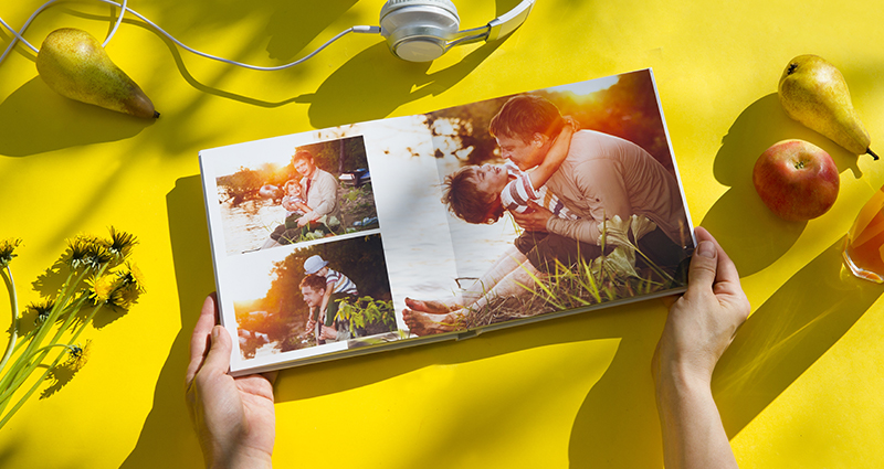 Una mujer revisando un fotolibro