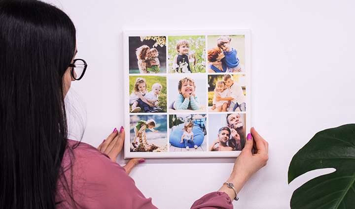 Frau beim Aufhängen einer Leinwand-Collage