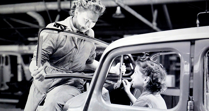 Donne che lavorano in una fabbrica