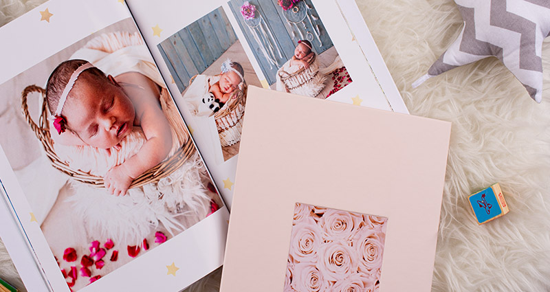 Pastelový obal fotoknihy premium s fotografiami z novorodeneckého fotenia