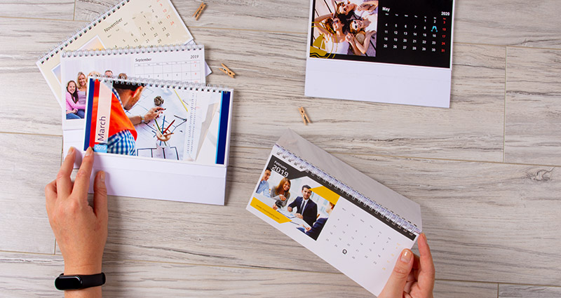 Diversi modelli del calendario da tavolo.