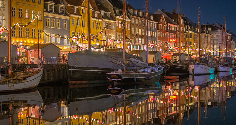 Lichter an der Seepromenade gespiegelt im Wasser