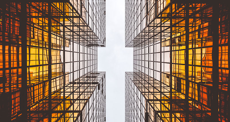Foto von einem Stück Himmel zwischen zwei symmetrischen Gebäuden