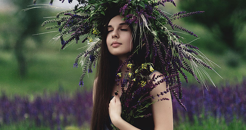 A woman in a heather wreath in a cloudy day.