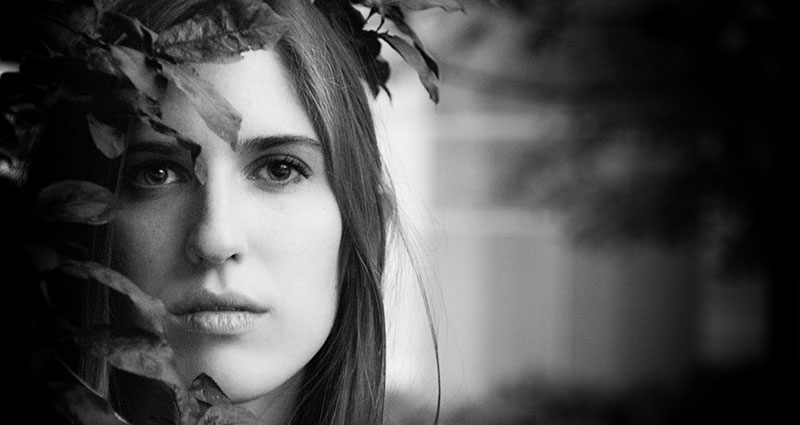 Photo de visage d’une femme en noir et blanc.