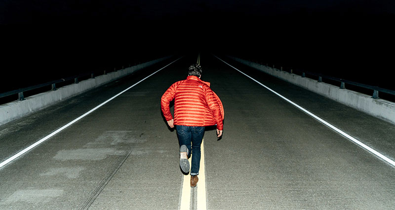 Fotografia con il flash di una ragazzo che corre