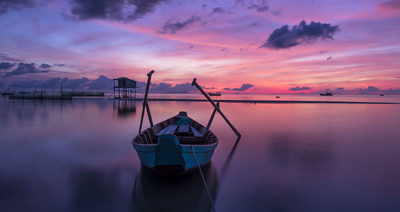 Boot auf dem See in Violetttönen