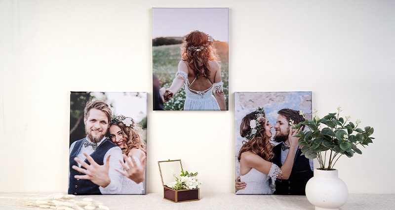 Tři romantické a přirozené svatební fotografie novomanželů ve formě fotopláten – kreativní nápady na svatební snímky z venkovního focení, ideální jako dekorace interiéru nebo personalizovaný dárek.