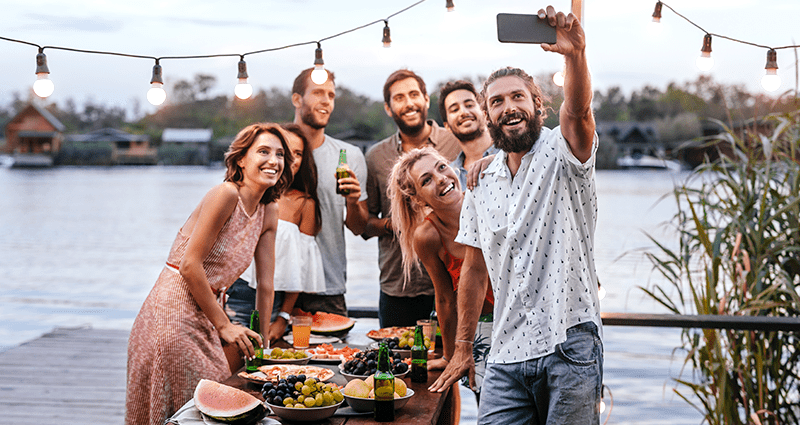 Grupė darosi selfie, naudodamasi kelionių fotografavimo patarimais pradedantiesiems