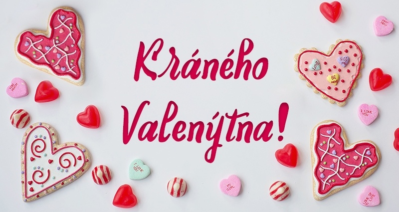 Valentýnské sušenky ve tvaru srdíčka s nápisem „Šťastného Valentýna!“.