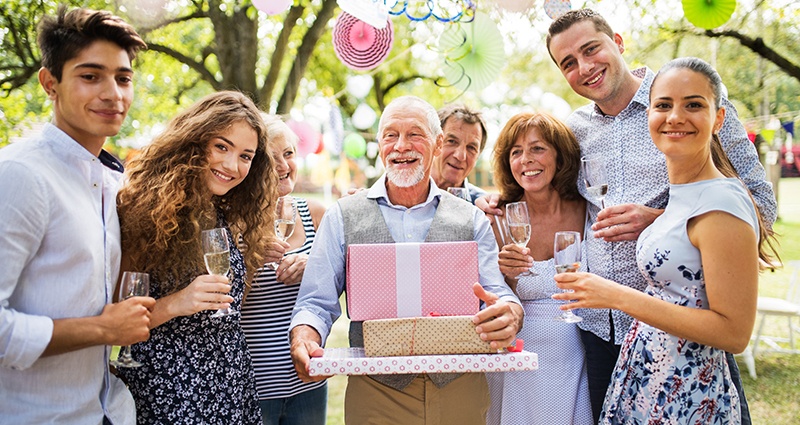 Geliefden delen een diy zomercadeau uit