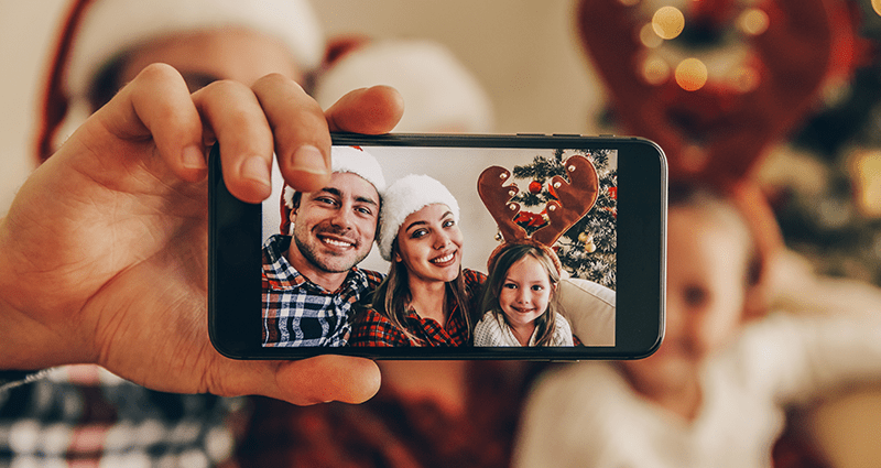 Una famiglia che scatta una foto divertente di Natale