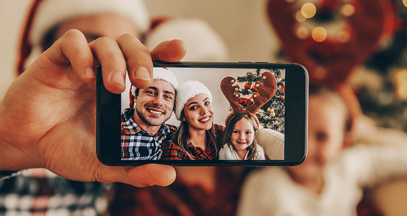 De familie maakt een leuke kerstfoto