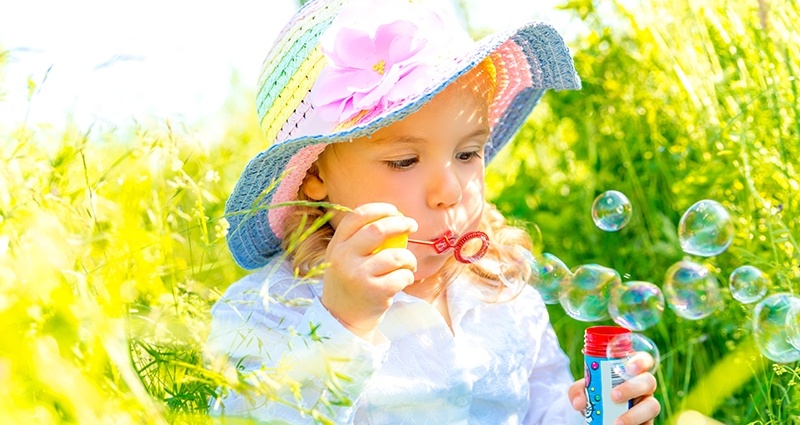 Bambino che si diverte sul prato