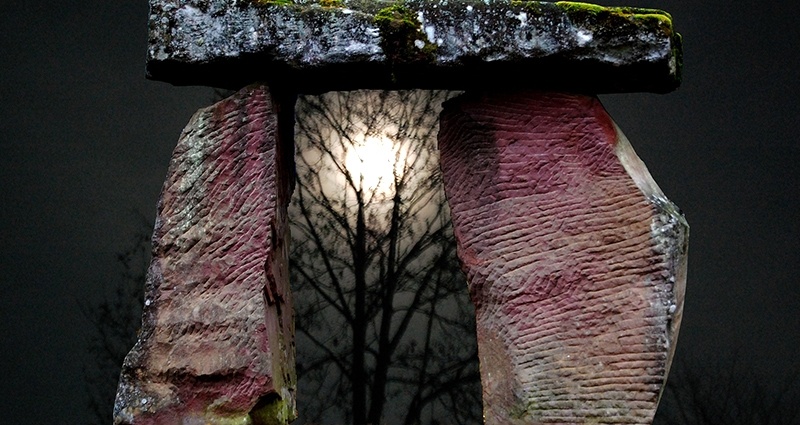 Die aus Steinen gebaute Zahl Pi, im Hintergrund ein Baum