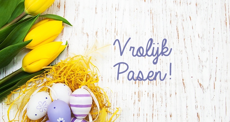 Paars-witte paaseieren in een nest. Naast het nest bevinden zich gele tulpen. Alles wordt op een heldere achtergrond gepresenteerd. In het midden de woorden "Vrolijk Pasen!".