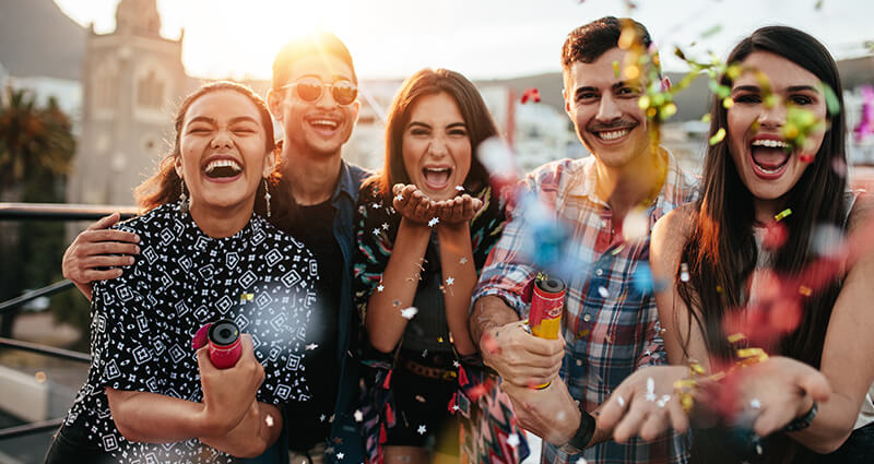 Un gruppo di persone durante una festa di compleanno