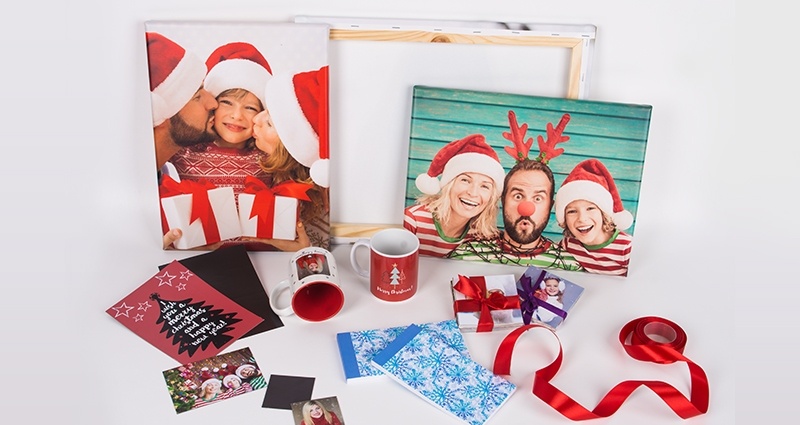 Los fotoregalos personalizados sobre la mesa. 