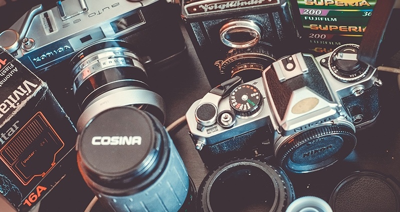 Sada fotoaparátov a objektívov vintage