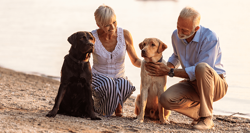 Een man met een hond poseert in een hondenherinneringsboek