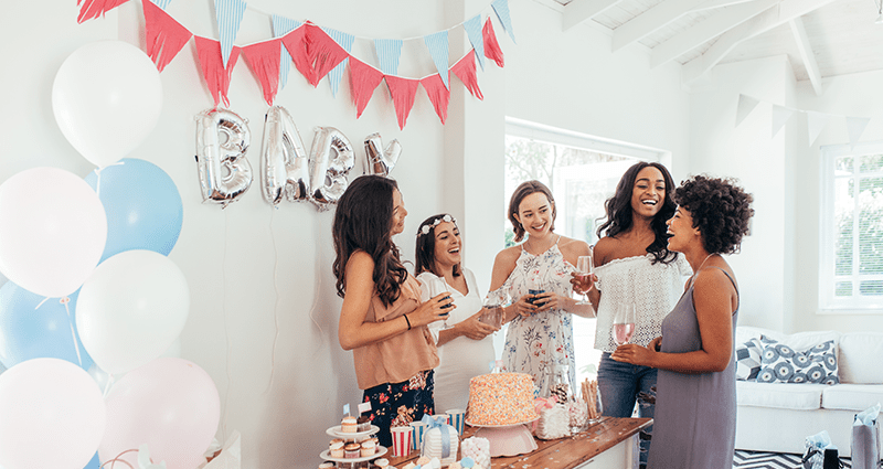 Jonge vrouwen op de babyshower