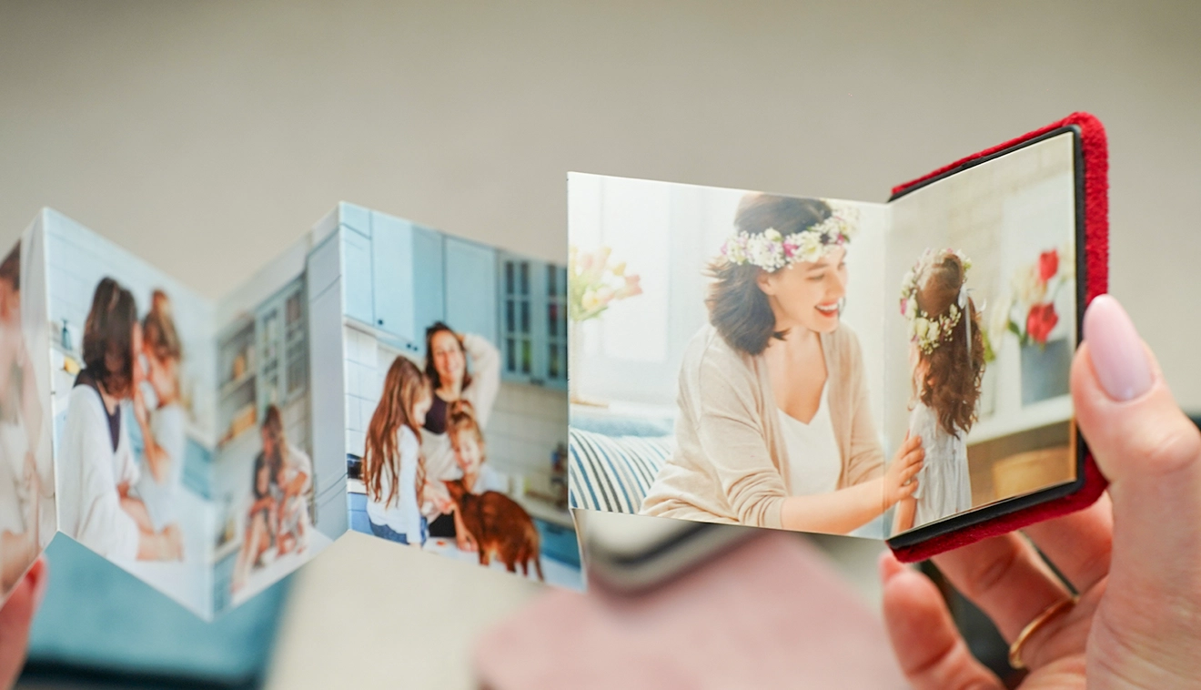 Mini magnetic accordion photo book