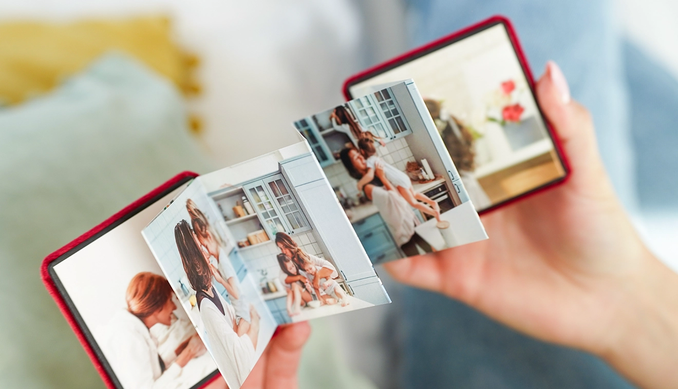 Mini magnetic accordion photo book