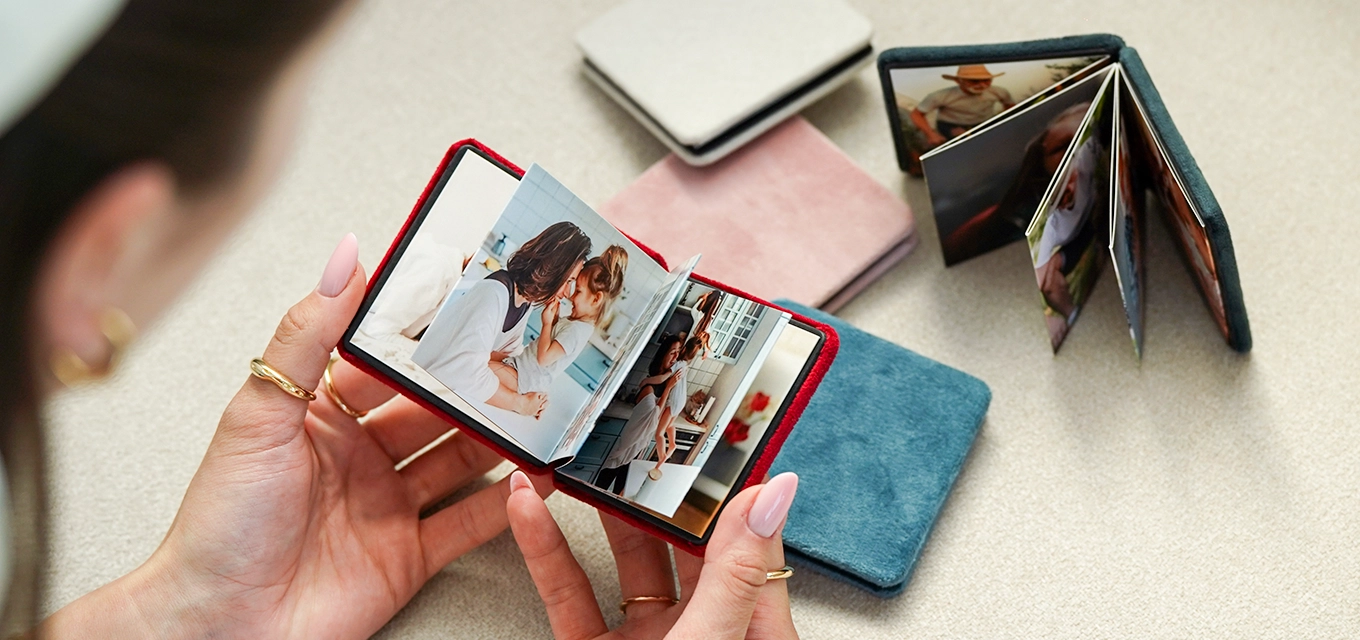 Mini magnetic accordion photo book